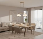 Lampa wisząca Bistro II 2-punktowa w antycznym mosiądzu z podwójnymi kloszami w kolorze białym, zawieszona nad drewnianym stołem w nowoczesnej jadalni. W tle widoczne okno z widokiem na miasto oraz meble w stonowanej kolorystyce.