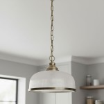 Lampa wisząca Bistro II 1-punktowa w kolorze antycznego mosiądzu. Okrągła, teksturowana klosz w białym kolorze, zawieszona na łańcuchu. Widok z dołu, z lekkim kątem, na tle jasnej ściany. Idealna do nowoczesnych wnętrz.