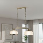 Lampa wisząca Bistro II z antycznym mosiądzu, składająca się z dwóch kulistych kloszy w kolorze białym. Zamontowana na prostokątnej podstawie z łańcuchem, zawieszona w poziomie, idealna do nowoczesnych wnętrz.