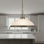 Lampa wisząca Bistro w kolorze antycznego mosiądzu, z okrągłym kloszem ze szkła w odcieniu mlecznym. Zawieszona na łańcuchu w kuchni, tworzy przytulną atmosferę. Klosz ma delikatny, zaokrąglony kształt z wyraźnie widocznym brzegiem.