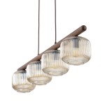 Brązowa lampa wisząca Salvia Brown z czterema kloszami E14. Klosze mają pionowe rowki i są wykonane ze przezroczystego szkła, zawieszone na drewnianym elemencie. Lampa ma nowoczesny design, idealna do wnętrz.