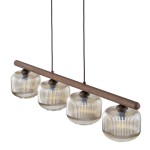Brązowa lampa wisząca Salvia Brown z czterema kloszami E14. Wysoka, szklana konstrukcja z wyraźnym prążkowaniem, zawieszona na drewnianym elemencie. Klosze z lekkim przydymieniem, umieszczone równolegle, tworzą elegancki efekt świetlny.
