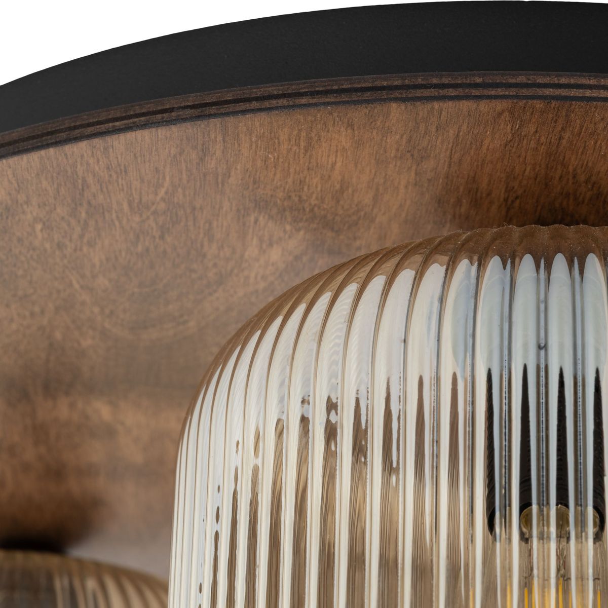 Brązowa lampa sufitowa Salvia Brown z trzema oprawami E14, z widoczną szklana kloszem o fakturze w poziome paski. Ujęcie z góry ukazuje drewnianą podstawę oraz detale klosza, podkreślając nowoczesny design.