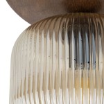 Lampa sufitowa Salvia Brown z trzema miejscami na żarówki E14. Brązowa oprawa z drewna oraz klosz w odcieniu przezroczystym, z dekoracyjnymi, pionowymi rowkami. Ujęcie z dołu, ukazujące detale klosza oraz mocowanie.
