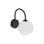 Czarny kinkiet Misty z jedną oprawą G9, z zaokrągloną, matową białą kloszem, zamontowany na elastycznym, metalowym ramieniu. Ujęcie z boku, ukazujące detal konstrukcji oraz stylowy, minimalistyczny design.