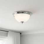 Lampa sufitowa American Diner IP44, 2-punktowa, w kolorze chromu. Okrągła, biała klosz z delikatnymi liniami, zawieszona na suficie. Prosty design, idealna do nowoczesnych wnętrz. Widoczne mocowanie na środku.