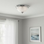 Lampa sufitowa American Diner IP44 z chromowaną podstawą, o okrągłym kształcie, z mlecznym kloszem w pionowej fakturze. Zainstalowana na suficie, w jasnym wnętrzu z oknem i zasłonami.