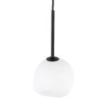 Lampa wisząca Misty z czarnym stelażem, wyposażona w okrągły klosz z białego matowego szkła. Ujęcie z boku, prezentujące smukły kabel oraz detal mocowania. Idealna do nowoczesnych wnętrz.