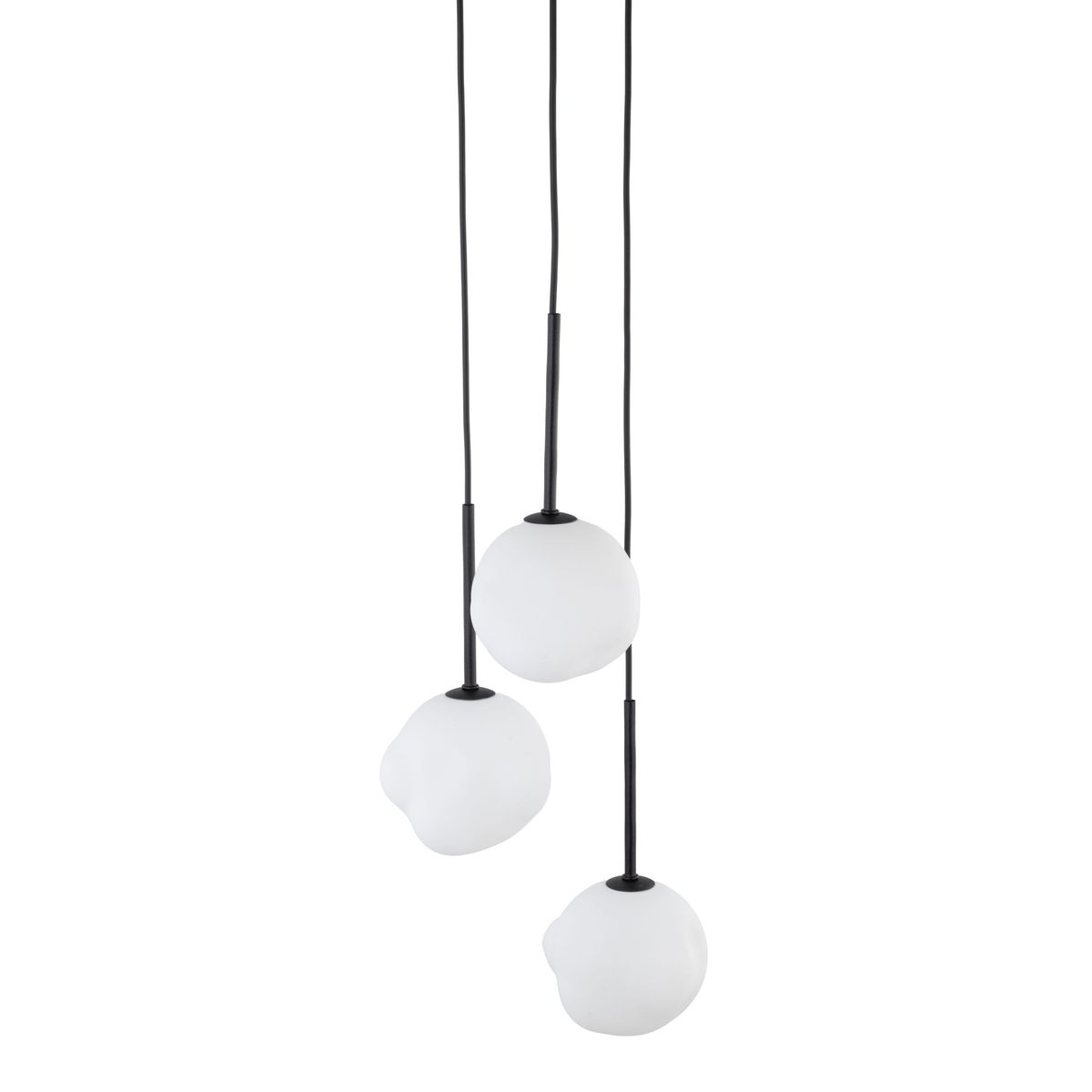 Lampa wisząca Misty z trzema kulistymi kloszami z matowego szkła w białym kolorze, zawieszona na czarnych przewodach. Klasyczny design, idealna do nowoczesnych wnętrz.