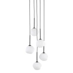 Lampa wisząca Misty z pięcioma kloszami G9 w kształcie kul, wykonana z białego, matowego szkła, zawieszona na czarnych przewodach. Klosze mają różne wysokości, co tworzy efektowne, asymetryczne ułożenie. Idealna do nowoczesnych wnętrz.