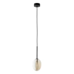 Lampa wisząca Pearl Cognac z czarnym metalowym wykończeniem, zawieszona na cienkim kablu. Szklana kula w bursztynowym kolorze z widocznym gniazdem na żarówkę G9. Prosty, elegancki design, idealna do nowoczesnych wnętrz.