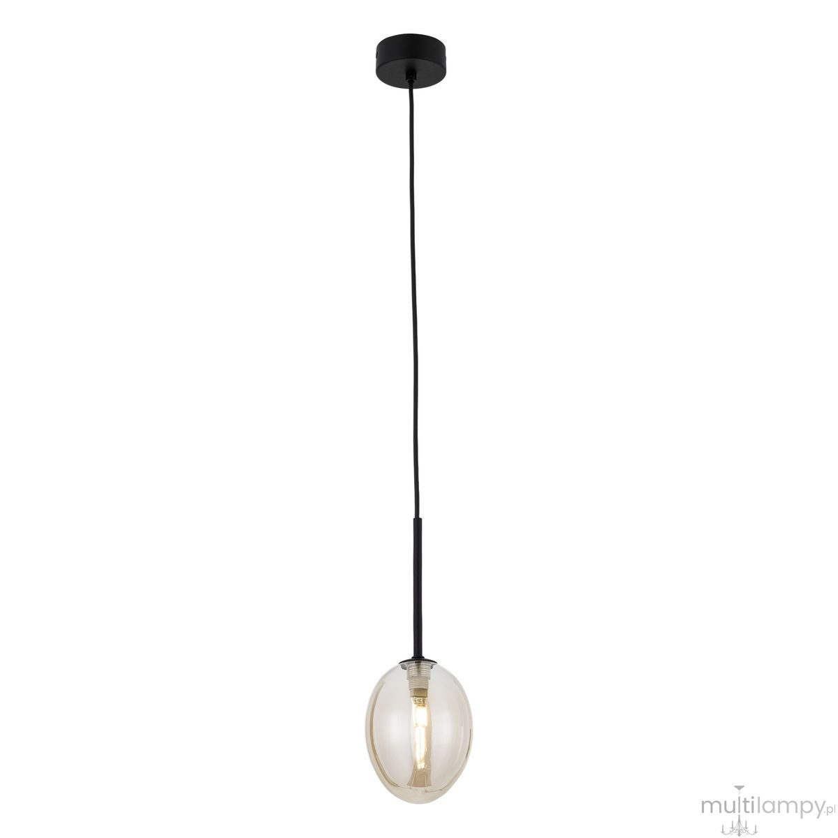 Lampa wisząca Pearl Cognac z kloszem w kształcie owalnym, wykonana z bursztynowego szkła, zawieszona na czarnym kablu. Źródło światła G9. Prosta, nowoczesna konstrukcja, idealna do aranżacji wnętrz. Tło białe, co podkreśla detal lampy.