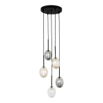Lampa wisząca Pearl Mix w kolorze czarnym, z pięcioma szklanymi kulami o różnych odcieniach, zawieszona na czarnych linkach. Kule mają przezroczyste i lekko matowe wykończenie, co nadaje elegancki wygląd. Umożliwia użycie żarówek G9.