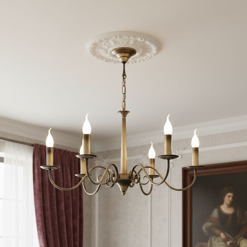 Żyrandol Asti 6-punktowy w kolorze patyny, z eleganckimi, płomiennymi żarówkami. Produkt zawieszony na łańcuchu, z ozdobnym rozety na suficie. Stylowe, zakrzywione ramiona podtrzymują źródła światła, idealny do klasycznych wnętrz.