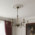 Żyrandol Asti 6-punktowy w kolorze patyny, z sześcioma ramionami zakończonymi przezroczystymi kloszami. Ujęcie frontalne, zawieszony na łańcuchu z ozdobnym sufitem. Widoczny elegancki detal w stylu klasycznym.