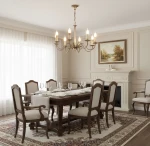 Żyrandol Asti 8-punktowy w kolorze patyny, zwisający z sufitu w eleganckiej jadalni. Posiada stylowe, świecowe klosze. Otoczony drewnianym stołem i krzesłami, na tle jasnych ścian oraz obrazu w ramie.