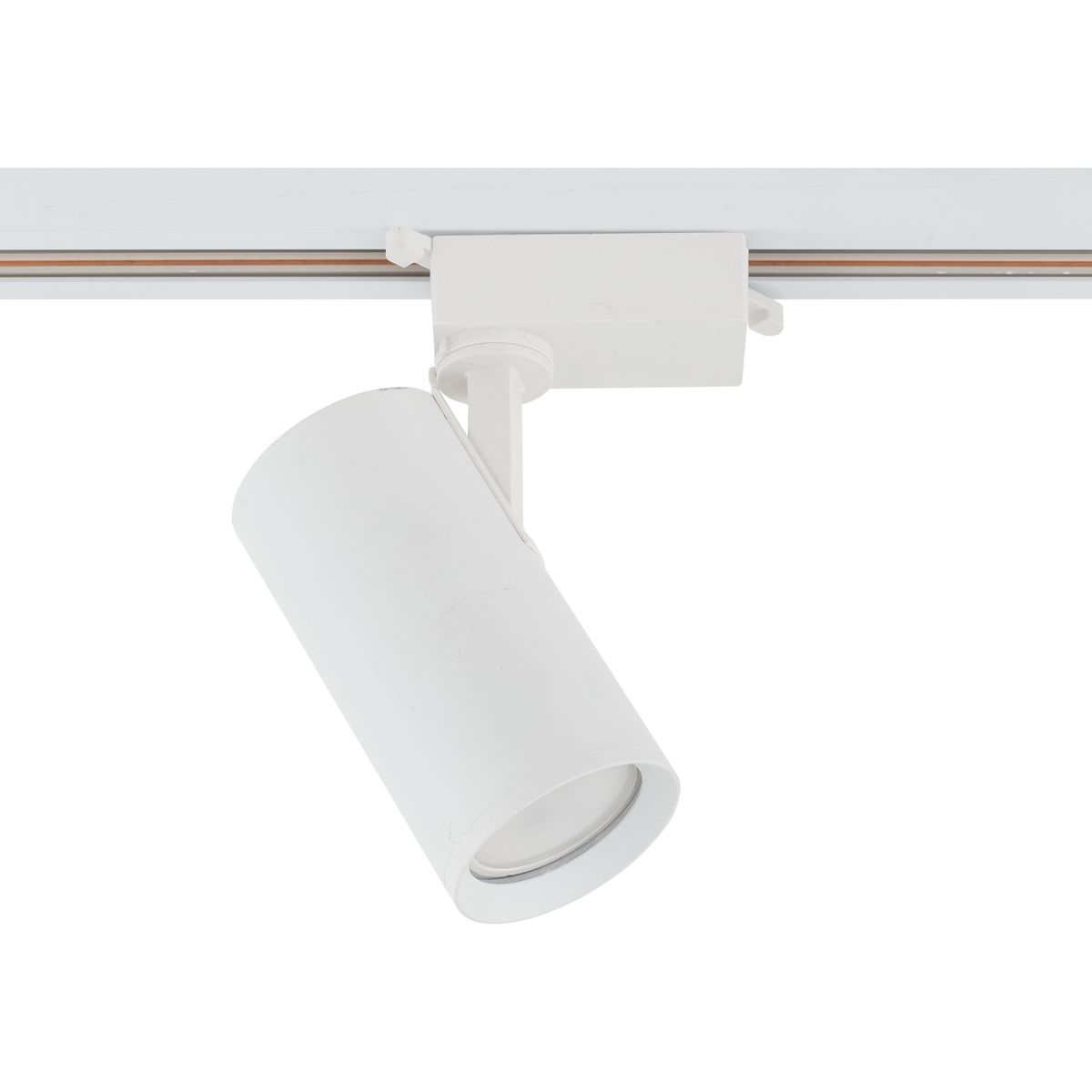 Reflektor spot Tracer 1xGU10 w białym kolorze, zamontowany na szynie 1-fazowej. Cylindryczny kształt lampy z widoczną soczewką, ustawiony pod kątem, umożliwiający regulację kierunku światła. Prosta konstrukcja, idealna do oświetlenia wnętrz.