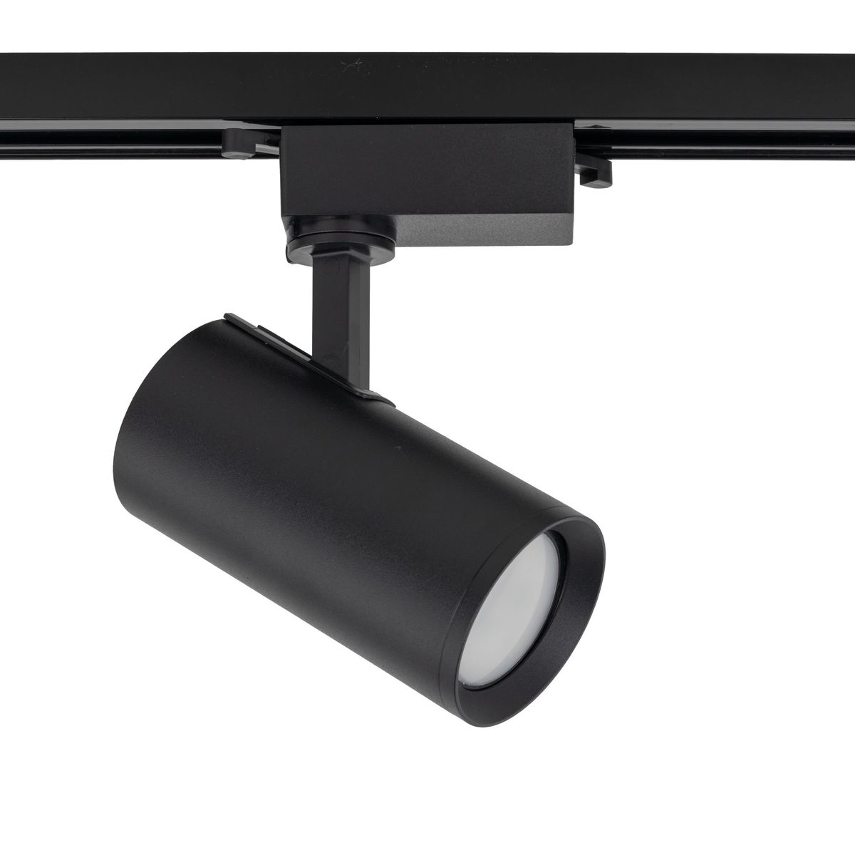 Reflektor Tracer 1xGU10 w kolorze czarnym, montowany na szynie 1-fazowej. Cylindryczny kształt z matowym wykończeniem, zamontowany pod kątem. Widoczna oprawa do żarówki GU10 oraz mechanizm mocujący. Tło proste, jednolite.