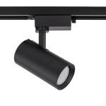 Reflektor Tracer 1xGU10 w kolorze czarnym, montowany na szynie 1-fazowej. Cylindryczny kształt z matowym wykończeniem, zamontowany pod kątem. Widoczna oprawa do żarówki GU10 oraz mechanizm mocujący. Tło proste, jednolite.