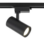 Reflektor spot Tracer 1xGU10, w kolorze czarnym, zamontowany na szynie 1-fazowej. Okrągły korpus z matowego metalu, z widoczną żarówką GU10. Ujęcie z boku, ukazujące detal konstrukcji i sposób mocowania.