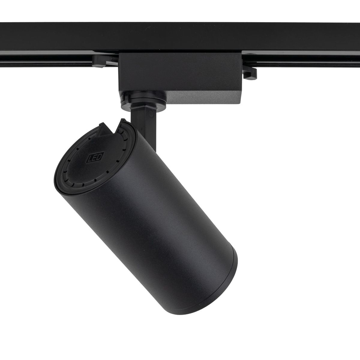 Czarny reflektor spot Tracer 1xGU10 zamontowany na szynie 1-fazowej. Cylindryczny kształt, matowa powierzchnia, widoczna oprawa z logo LED. Ujęcie z boku, produkt w pozycji wiszącej.