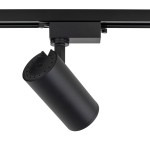 Czarny reflektor spot Tracer 1xGU10 zamontowany na szynie 1-fazowej. Cylindryczny kształt, matowa powierzchnia, widoczna oprawa z logo LED. Ujęcie z boku, produkt w pozycji wiszącej.