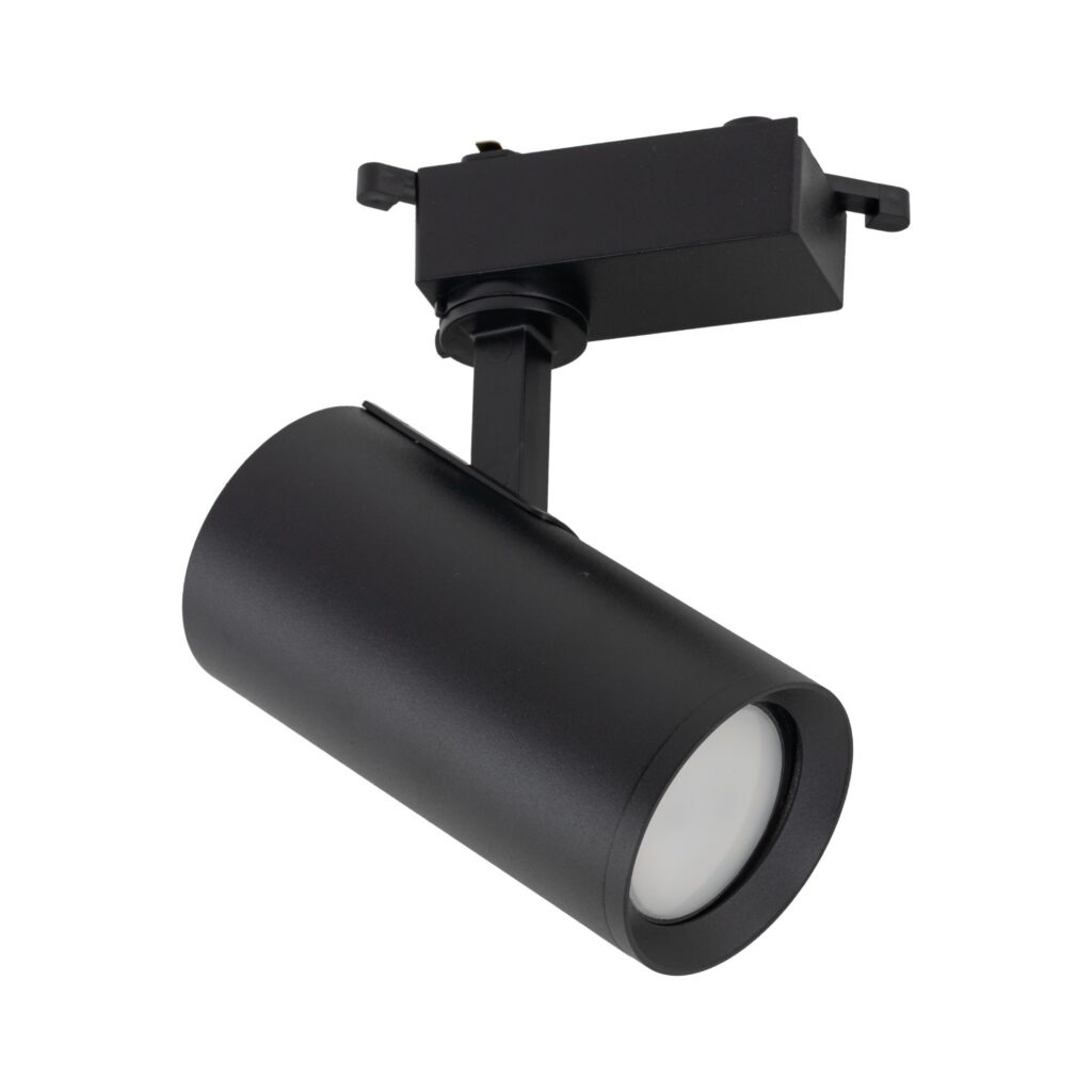 Reflektor spot Tracer 1xGU10 w kolorze czarnym, zamontowany na szynie 1-fazowej. Cylindryczny kształt z matowej powierzchni, z białą soczewką na końcu. Ujęcie z boku, ukazujące detal konstrukcji mocowania.