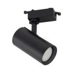 Reflektor spot Tracer 1xGU10 w kolorze czarnym, zamontowany na szynie 1-fazowej. Cylindryczny kształt z matowej powierzchni, z białą soczewką na końcu. Ujęcie z boku, ukazujące detal konstrukcji mocowania.