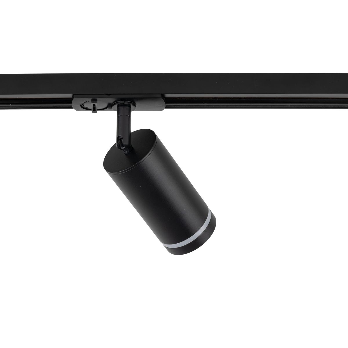 Reflektor Tracer Ring Slim w kolorze czarnym, z zamocowaniem do szyny 1-fazowej. Cylindryczny kształt, z widoczną srebrną dekoracją u podstawy. Ujęcie z dołu, pokazujące detal mocowania i kąt nachylenia.