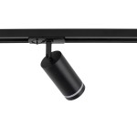 Reflektor Tracer Ring Slim w kolorze czarnym, z zamocowaniem do szyny 1-fazowej. Cylindryczny kształt, z widoczną srebrną dekoracją u podstawy. Ujęcie z dołu, pokazujące detal mocowania i kąt nachylenia.