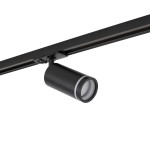 Reflektor spot Tracer Ring Slim w kolorze czarnym, przeznaczony do szyny 1-fazowej, z montażem na uchwycie. Cylindryczny kształt z metalicznej powierzchni, wykończony srebrnym pierścieniem na końcu. Ujęcie z boku, z widoczną szyną.