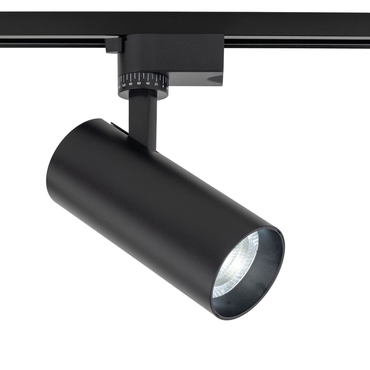 Reflektor Tracer 1xLED 20W CCT w kolorze czarnym, zamontowany na szynie 1-fazowej. Cylindryczny kształt, z możliwością regulacji kąta świecenia. Widoczna soczewka emitująca światło, z białym rozproszonym blaskiem.