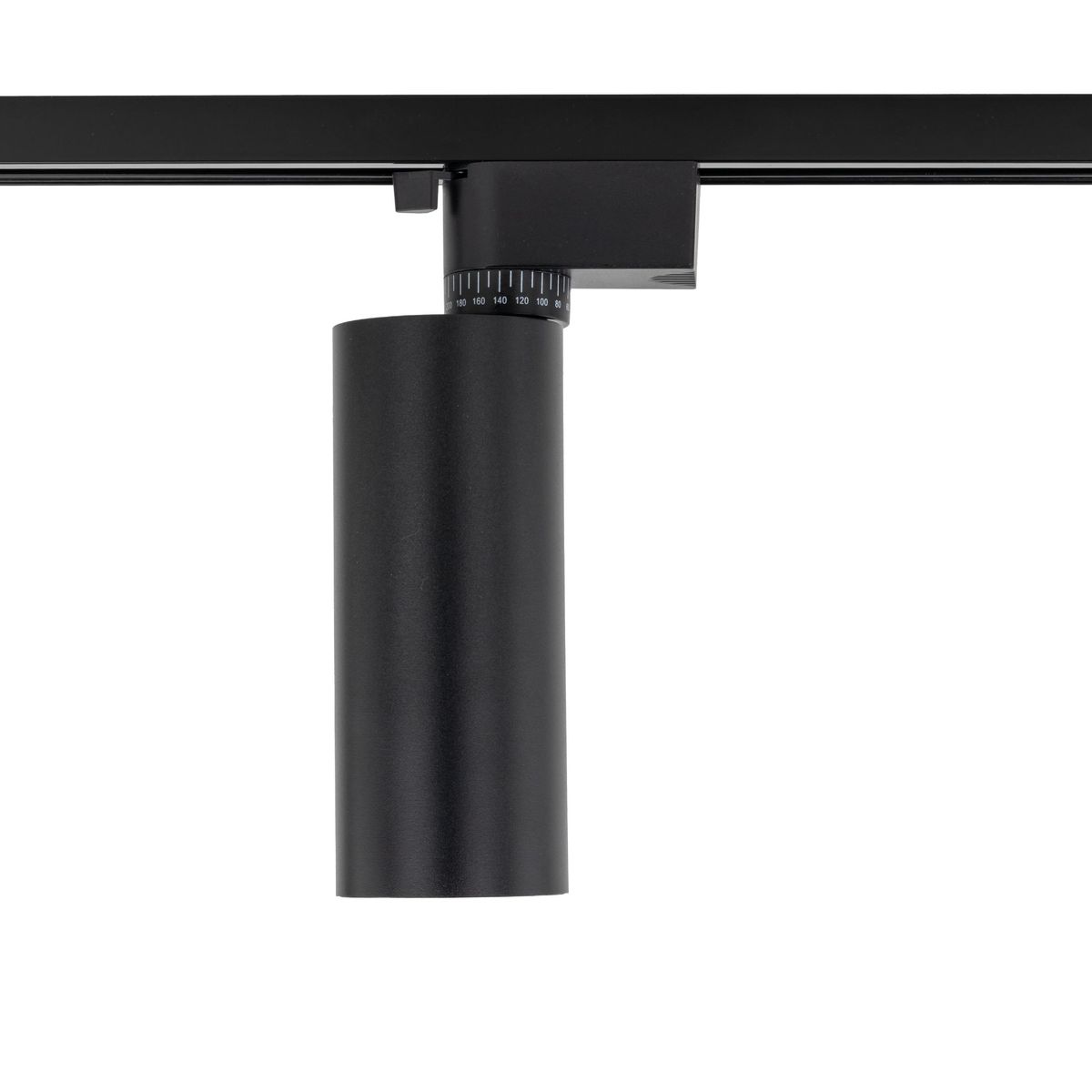 Reflektor spot Tracer 1xLED 10W CCT w kolorze czarnym, zamocowany na szynie 1-fazowej. Cylindryczny kształt z regulacją kąta świecenia, widoczna skala na obudowie. Idealny do oświetlenia wnętrz.