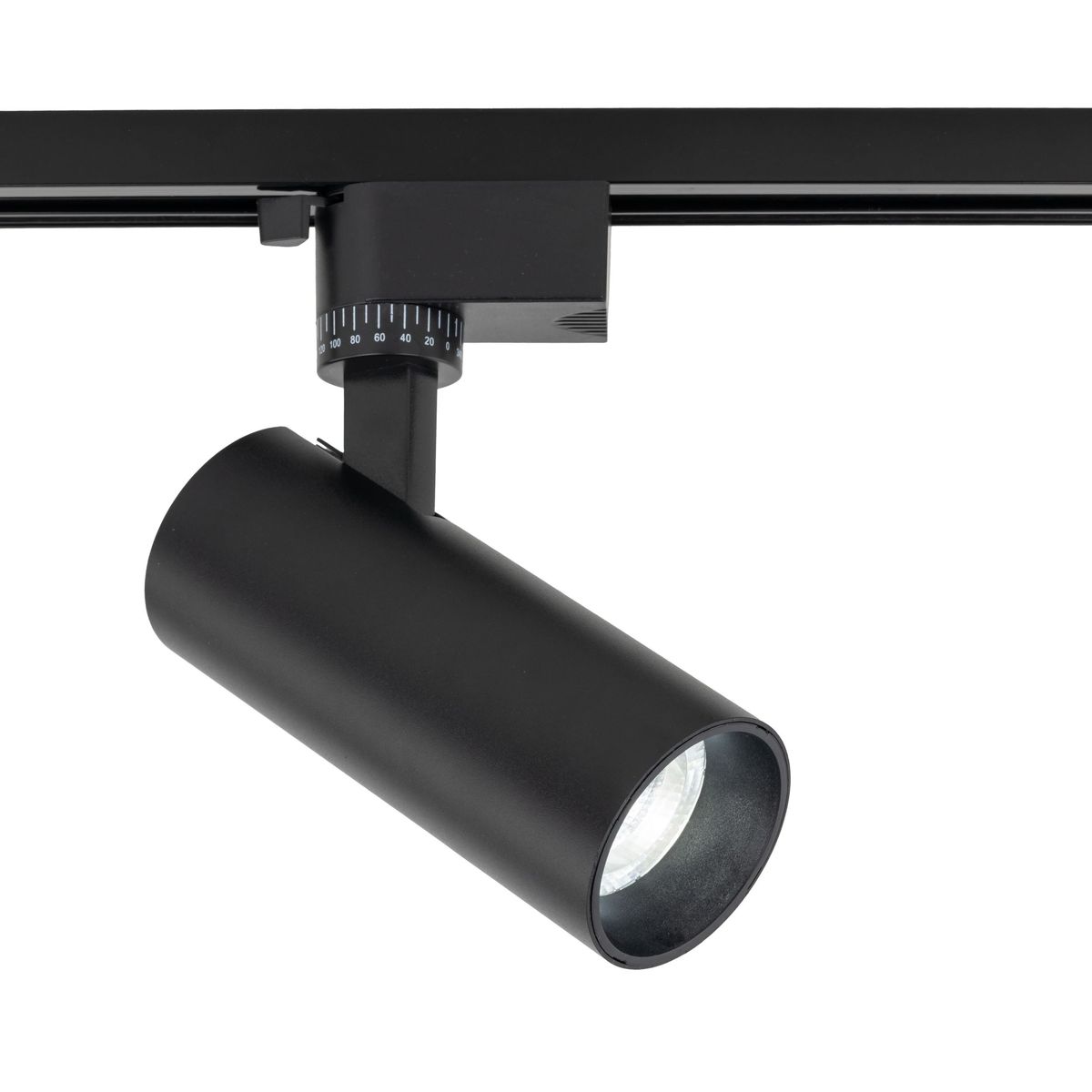 Reflektor spot Tracer 1xLED 10W CCT w kolorze czarnym, zamontowany na szynie 1-fazowej. Cylinder o matowej fakturze z regulacją kąta świecenia. Widoczna soczewka wewnętrzna, metalowa konstrukcja, minimalistyczny design.