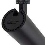 Reflektor spot Tracer 1xLED 10W CCT w kolorze czarnym, widok z góry na tylną część z wcięciem montażowym oraz oznaczeniem kątów obrotu. Produkt przeznaczony do montażu na szynie 1-fazowej, wykonany z matowego materiału.