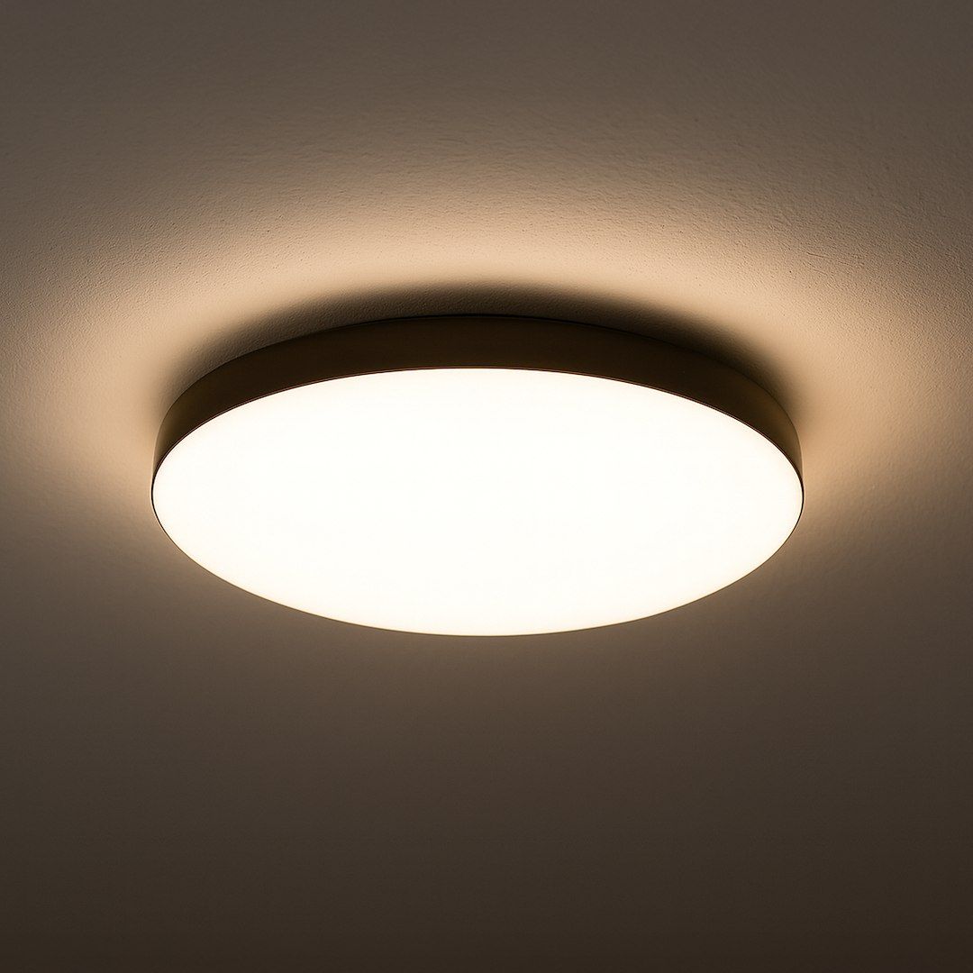 Maya LED D33 plafon w kolorze czarnym, o okrągłym kształcie, z matowym kloszem. Zainstalowany na suficie, emituje białe światło 4000K, odporność na wilgoć IP44, moc 15W. Idealny do nowoczesnych wnętrz.