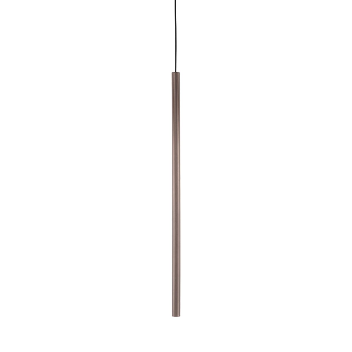 Brązowa lampa wisząca Tracer Brown 1xG9, o prostokątnym, smukłym kształcie, zawieszona na czarnym przewodzie. Produkt przeznaczony do szyn 1-fazowych, prezentujący minimalistyczny design. Tło białe, co podkreśla kolor lampy.