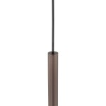 Brązowa lampa wisząca Tracer Brown z oprawą G9, z poziomym, żebrowanym korpusem. Wisi na cienkim, czarnym przewodzie. Kąt ujęcia z boku, ukazujący detale struktury oraz połączenie z szyną. Idealna do nowoczesnych wnętrz.
