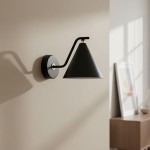 Kinkiet Atlas 1xE27 w kolorze czarnym, w kształcie stożkowym, zamontowany na ścianie. Posiada metalową podstawę i cienki, łukowaty uchwyt. W tle widoczna jasna ściana oraz fragmenty mebli.