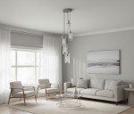 Lampa wisząca Duo I pięciopunktowa w kolorze srebrnej satyny i przezroczystego szkła, zawieszona w nowoczesnym wnętrzu. Widoczne eleganckie, cylindryczne klosze oraz minimalistyczny sufitowy mocowanie, w otoczeniu jasnych mebli i dużego okna.