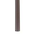 Brązowa lampa wisząca Tracer, przeznaczona do szyny 1-fazowej. Posiada cylindryczny kształt z rowkowaną teksturą. Ujęcie z przodu, pokazujące dolną część lampy z miejscem na żarówkę G9. Proste tło podkreśla jej design.