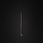 Lampa wisząca Tracer 1xG9, brązowa, w kształcie smukłego, cylindrycznego słupka. Zawieszona na cienkim przewodzie, emitująca światło z dolnej części. Tło ciemne, co podkreśla minimalistyczny design lampy. Idealna do szyn 1-fazowych.