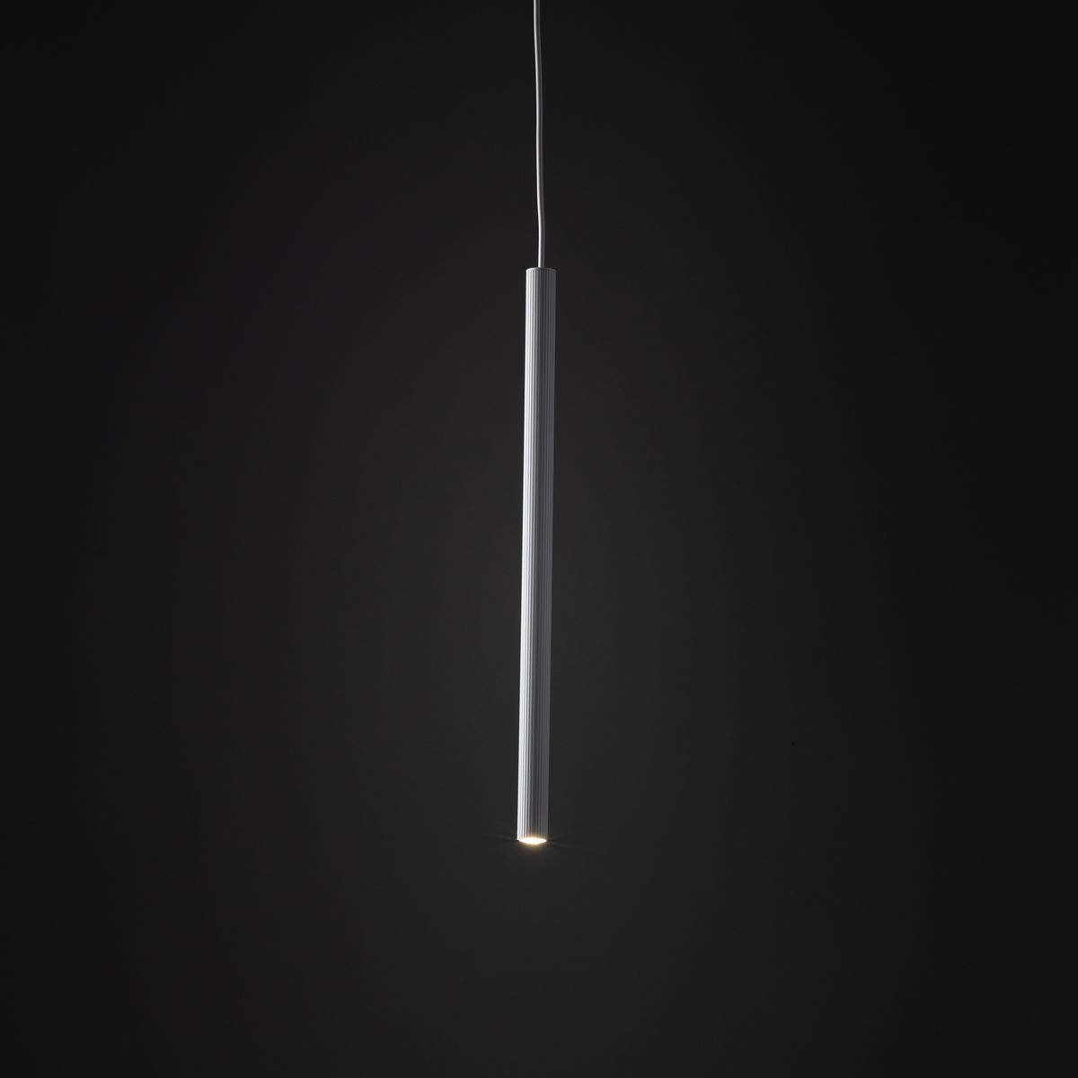 Lampa wisząca Tracer 1xG9 w kolorze białym, w formie smukłego walca. Zawieszona na cienkim przewodzie, emitująca światło z dolnej części. Prosta, minimalistyczna konstrukcja, idealna do nowoczesnych wnętrz.