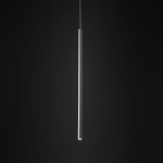 Lampa wisząca Tracer, 1-fazowa, biała, o cylindrycznym kształcie. Ujęcie z dołu, wisząca na cienkim przewodzie, emituje światło z dolnej krawędzi. Tło ciemne, co podkreśla minimalistyczny design lampy.