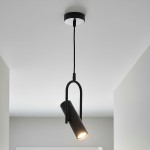 Lampa wisząca Telescope 1-punktowa w kolorze czarnym, o cylindrycznym kształcie, zawieszona na cienkim przewodzie. Ujęcie z góry, ukazujące lampa włączoną, emitującą światło, na tle jasnego sufitu.