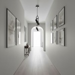 Lampa wisząca Telescope 1-punktowa, czarna, umieszczona w wąskim korytarzu. Wisi centralnie, nad drewnianym stolikiem, w otoczeniu artystycznych obrazów w ramach na jasnych ścianach. Dobrze widoczna przeciwko minimalistycznemu tle.