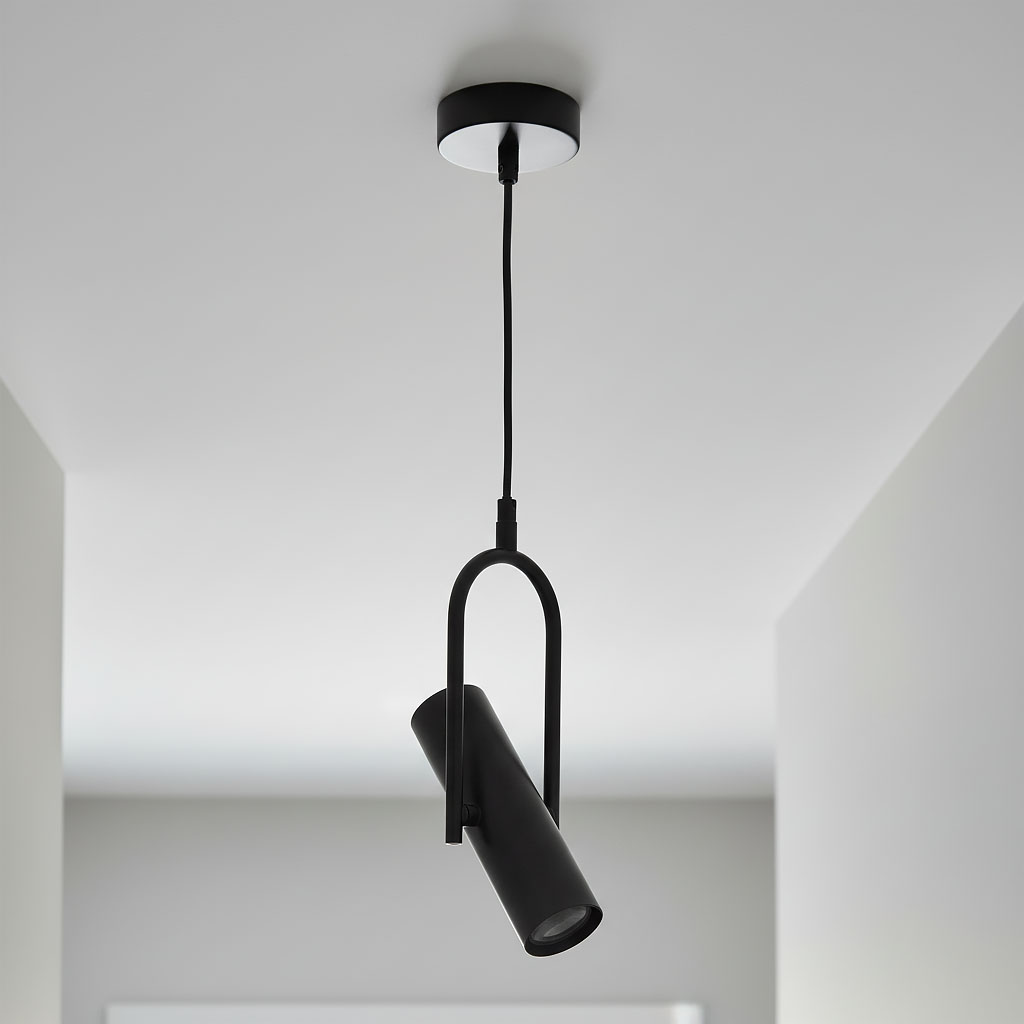 Czarna lampa wisząca Telescope 1-punktowa 1891-1BK z cylindrycznym kloszem, zawieszona na cienkim przewodzie. Montaż sufitowy, minimalistyczny design, idealna do nowoczesnych wnętrz. Tło w jasnym odcieniu.