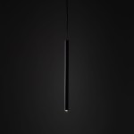 Lampa wisząca Tracer 1xG9 w czarnym kolorze, o prostokątnym kształcie, zawieszona na cienkim przewodzie. Wyposażona w gniazdo G9, umieszczona w centralnej części, na tle ciemnego tła.