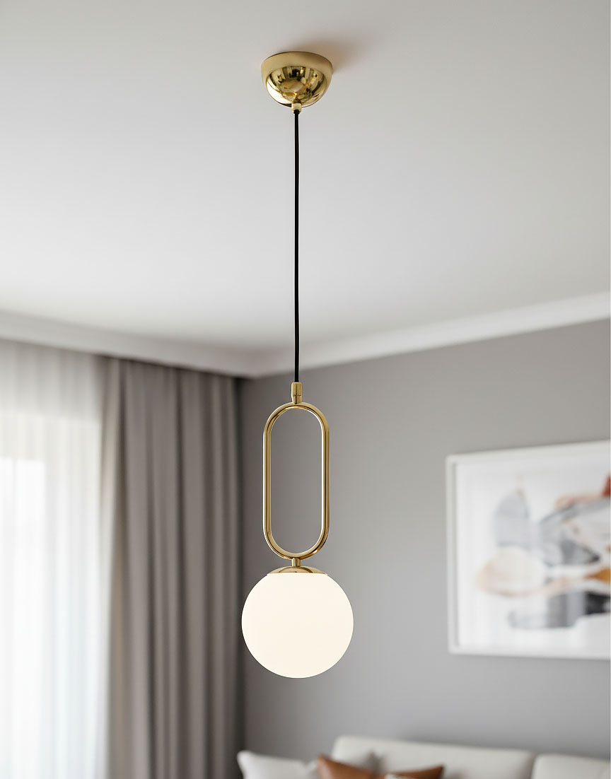 Lampa wisząca Vavil D150 w kolorze złotym i białym z okrągłym kloszem. Ujęcie z dołu, z długim czarnym przewodem, zawieszona pod sufitem w nowoczesnym wnętrzu. Widoczne metalowe detale i gładka, matowa powierzchnia klosza.