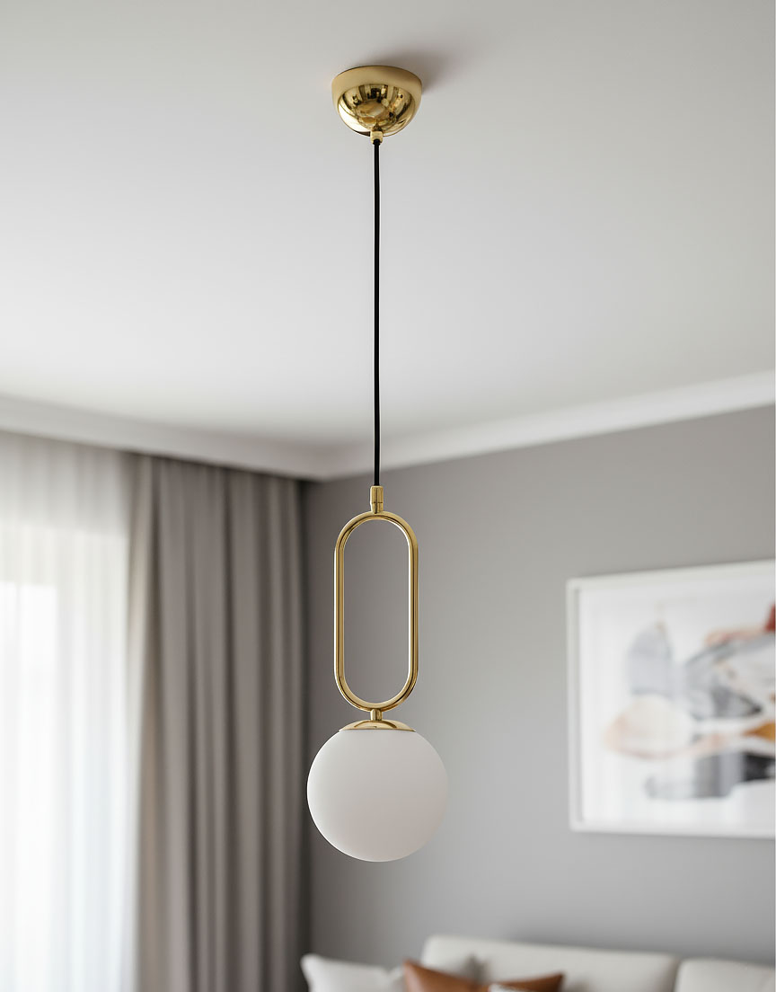 Lampa wisząca Vavil D150 w kolorze złotym i białym, z okrągłym kloszem z matowego szkła. Zawieszona na czarnym przewodzie, z metalowym elementem w kształcie owalnym. Ujęcie z dołu, w jasnym wnętrzu z zasłonami.